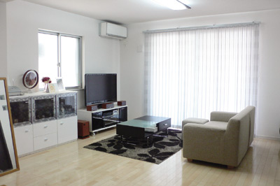 広々としたリビングはインテリアもスタイリッシュで暖かい雰囲気