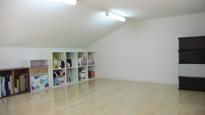 寝室の天井高を活かして造られた、広々としたロフトスペース