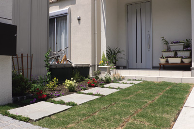 奥さまが手入れをされるという玄関前のお庭。南道路に面していて、とても日当たりが良い