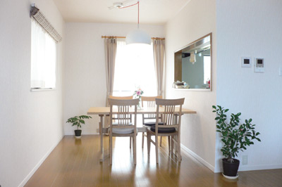 広々としたダイ二ングスペース。グリーンがアクセントとなり暖かい雰囲気