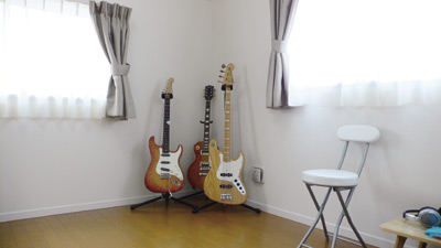 ご主人のギターが並ぶ２階の１室は、自らが“基地”とおっしゃる趣味の空間