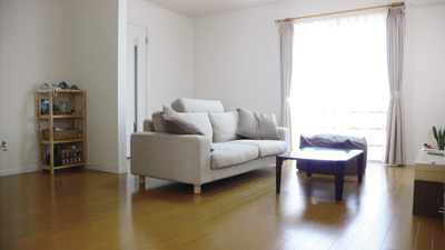 大きな窓から差し込む光いっぱいのリビング。明るめのフローリングの色もお気に入りとのこと