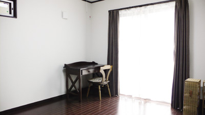 カースペースに面した大きな窓があり、とても明るい１階の洋室