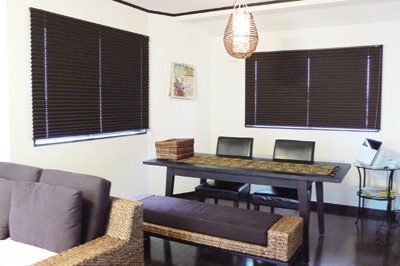 広いダイ二ングスペースはアジアンテイストの家具で統一され、落ち着いた印象