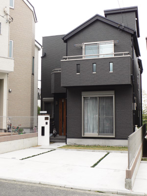 車２台を並べて置ける広いカースペースを備えた楯さんのお宅。ダークグレーの外観が個性的でシックな印象