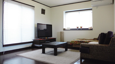 明るく広いリビングには、窮屈感なく大勢が集まれるとのこと