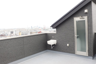 広いルーフバルコニーにはバーベキューなどにも便利な水栓と電源が設けられている