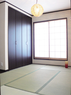 ２階の和室。大容量のクローゼットはお２人のご希望で設けられたもの