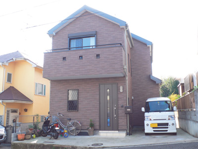 茶色のサイディングが落ち着いた印象の照井さんのお宅。カ?スペースも2台分ありゆったりしている