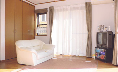 ２方向に掃き出し窓があるリビングは、日当たりも風通しも良好