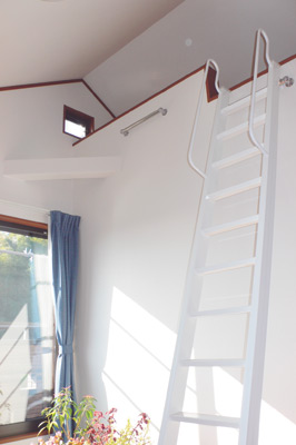 2階のひと部屋には明かり取りもある広めのロフトが造られている