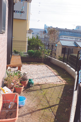 ご夫婦の希望だった日当たりの良い広いお庭。白い石を敷いたスペースはご主人自ら造られたとのこと