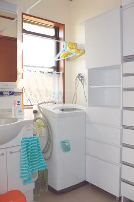大きな収納を設けても十分な広さのある明るい洗面スペース