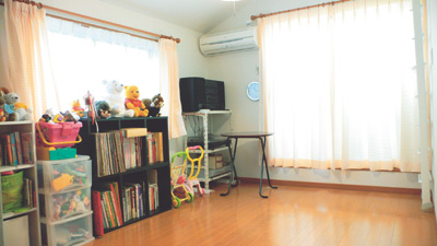 2面採光で明るく暖かい2階のひと部屋はお子さんたちのための部屋