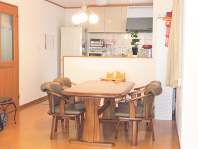 対面式の明るいキッチンと家族4人でテーブルを囲んでも十分なゆとりのあるダイ二ングスペース