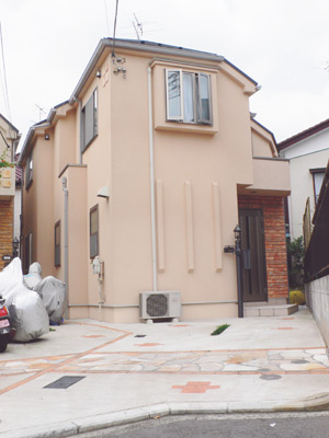 スッキリとしたデザインに外壁のベージュがマッチして暖かい印象の豊永さんのご新居