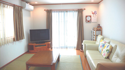 リビングには床でもくつろげるようにと畳が敷かれている