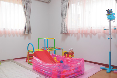 おもちゃが部屋の中心を占めている２階の１室。いずれはお子さんの個室に