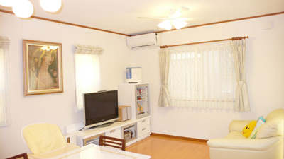 すべての家具が白で統一されたリビング。スッキリ感と明るさが印象的