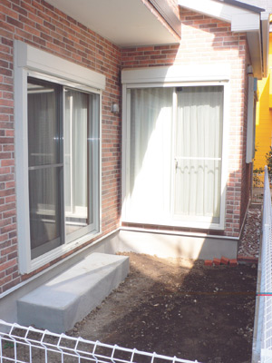 LDKと和室のどちらからも出られるお庭。これから芝生を敷く予定とのこと