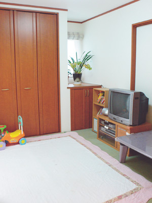 LDKに隣り合う和室。収納も多くキッチンやリビングからの見通しも良い