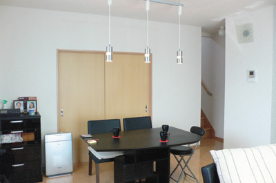 ゆとりあるダイニングスペース。デザイン性の高いテーブルや照明にもお２人のセンスが感じられる