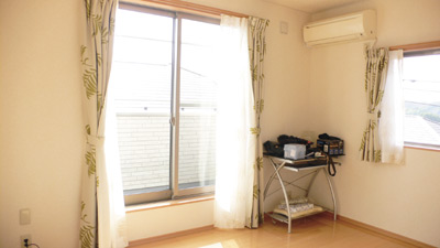 南向きのバルコニーに面した明るい洋室は、これからご主人の趣味の部屋として活用されるとのこと