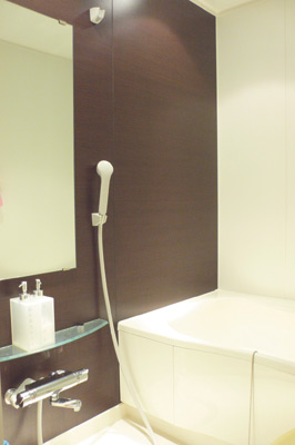 広々としたお風呂はキッチン同様ダークブラウンの壁が落ち着いた印象