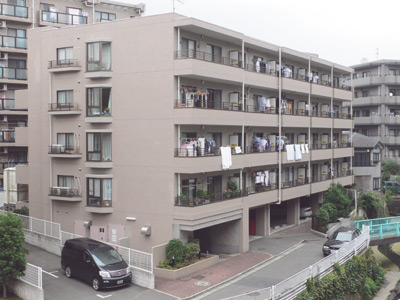 小さな川沿いに立つ、ほぼ全戸南向きのマンションが鵜嶋さんのマイホーム