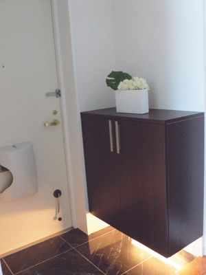 玄関には足下を照らすお洒落な間接照明が付けられている