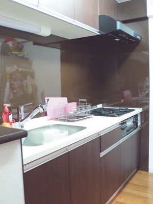 シックなダークブラウンのキッチンは、収納も多く使い勝手が良いとのこと