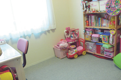 勉強机とかわいらしいおもちゃが並ぶ小学校１年生になったお子さんの部屋