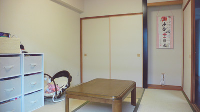 押し入れの横にはしっかりと床の間も設けられた６畳の和室