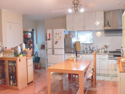 開放的なLDKの広さは約17?。写真左手の扉はパントリー