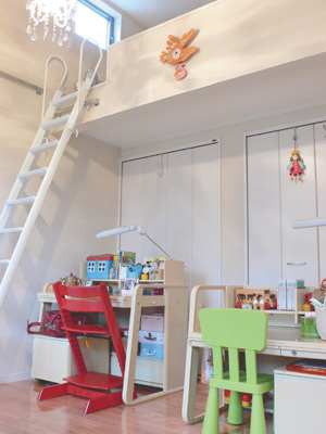 リビングの隣は2人の娘さんが仲良く机を並べる子供部屋。3畳のロフトが付いている