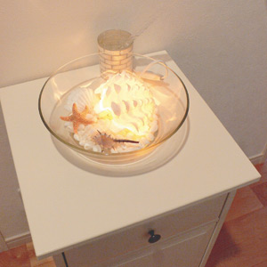 廊下に置かれた、家の雰囲気に良く合ったシェルのランプ