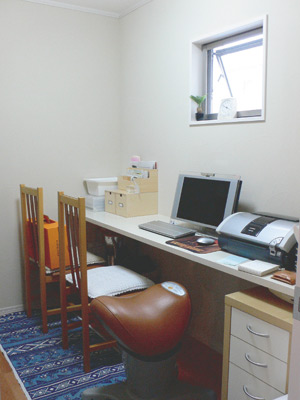 約3畳の書斎はご主人のパソコンスペース