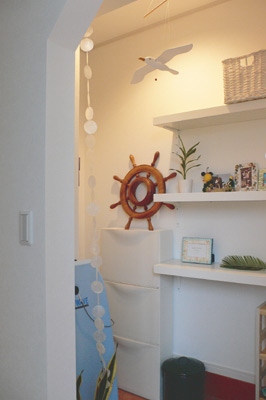 普通の家には珍しい、玄関脇のシューズクローク。オシャレなデザインもインテリアもまるで外国のよう