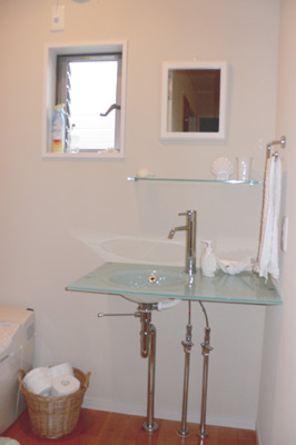 LDKと同じ無垢の床材を使用したオシャレなトイレは奥さまのお気に入り