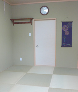 現在は家族全員の寝室になっているという、琉球畳を敷いた一階の和室