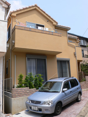 明るい色とレンガを使った暖かい雰囲気のデザインが南欧風の山田さんのお宅