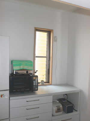 奥さまの希望で、当初図面にはなかった窓が付けられた明るいキッチン