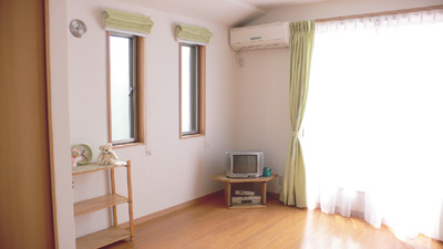 暑いくらい日当たりが良いという2階。3部屋とも2方向に窓があり、風通しも良好