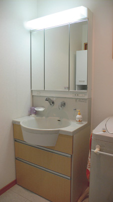 奥さまが選ばれたシックなデザインの洗面台は収納が引き出しタイプで使いやすいとのこと