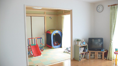 リビングと一続きで使える和室は、現在はお子さんの遊び場。キッチンにいても目が届くのが嬉しいと奥さま
