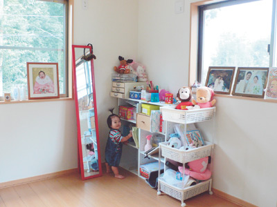 7畳ある広々とした2階の洋室も、現在は活発になってきたお子さんの格好の遊び場