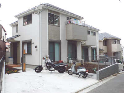 広いお庭と駐車スペースが特徴の山越さんのお宅。白い壁にベージュのポイントカラーがモダンな印象