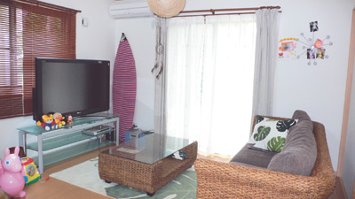 アジアンテイストの家具で統一された、明るく暖かな印象のリビング