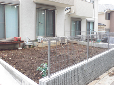 約9坪の広さがあるお庭。芝生の種を蒔き成長を待っているところ