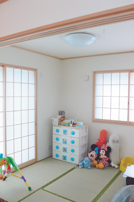 リビング隣の四畳半の和室。お子さんのおもちゃやぬいぐるみがいっぱい